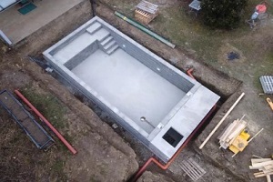 installing DE concrete pool