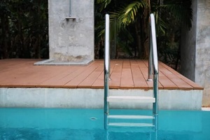 DE swimming pool with steel stairs